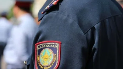 Сидела на улице и плакала: потерявшуюся девочку вернули матери в Атырау