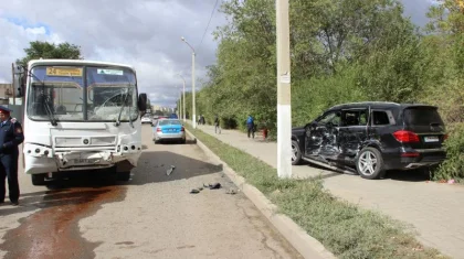 Автобус столкнулся с легковушкой в Актобе: пострадали девять человек