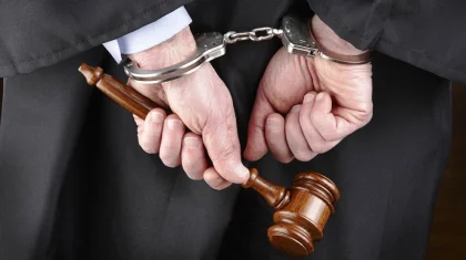 Двух казахстанских судей заподозрили в коррупции