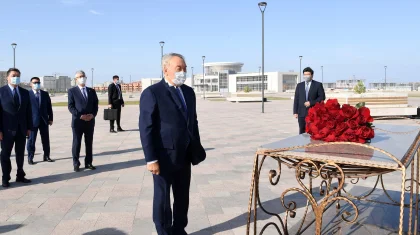 Нурсултан Назарбаев возложил цветы к памятнику Абиша Кекилбаева