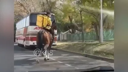 Курьера на лошади сняли на видео в центре Алматы