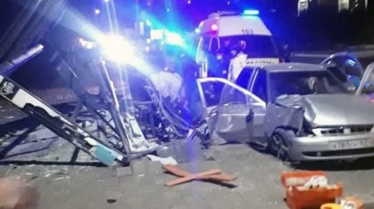 Автомобиль снес остановку в Уральске