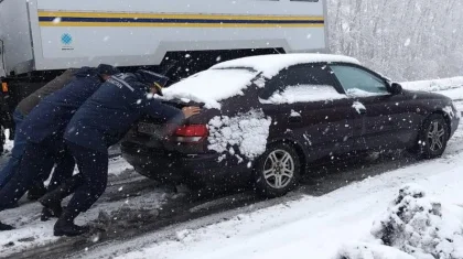 Автомобиль с детьми вынесло в кювет с заснеженной трассы в ВКО