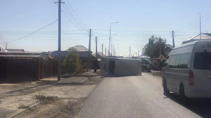 Автобус с пассажирами перевернулся в Атырау