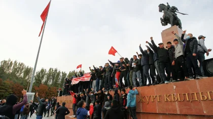 7 человек пострадали при беспорядках в Бишкеке, в город введены военные
