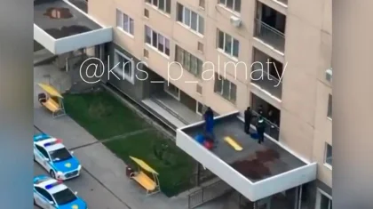 Парень выбросился с балкона в Алматы