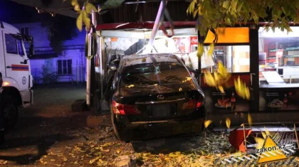 Lexus влетел в чайхану в Алматы