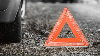 Автомобиль врезался в электрический столб в Атырау