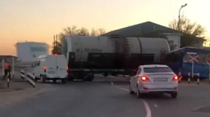 Автобус столкнулся с тепловозом в пригороде Актау