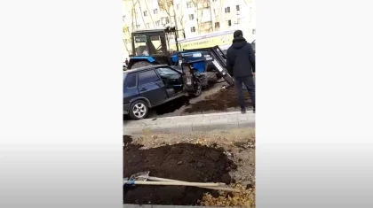 Трактор смял легковушку в Костанае
