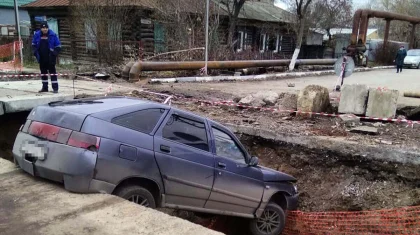 Автомобиль провалился в вырытый рабочими ров в Петропавловске