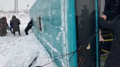 Автобус с 40 пассажирами перевернулся близ Караганды