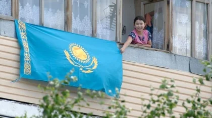 Казахстанцам разрешили вешать флаг страны на балконах