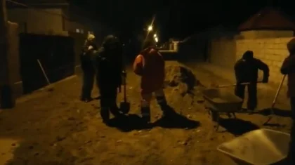 Сельчане самостоятельно засыпали песком дорожные ямы в Мангистау