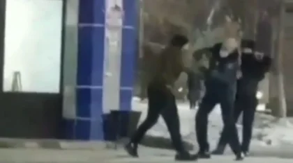 Появилось видео нападения мужчины на полицейского в Петропавловске