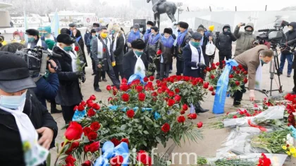 Члены политических партий возложили цветы к монументу Независимости в Алматы