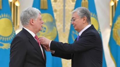 Касым-Жомарт Токаев наградил посла России орденом «Достық»