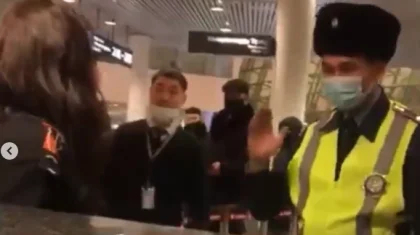 «Пустите меня в Атырау»: пьяная женщина устроила истерику и дебош в аэропорту Нур-Султана