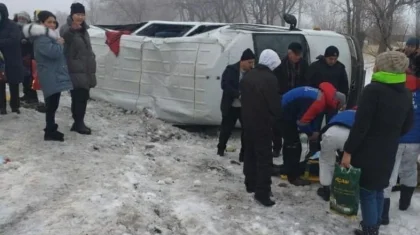 Микроавтобус с медиками перевернулся в Алматинской области