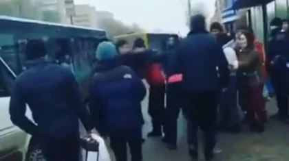 Водители автобусов подрались в центре Караганды