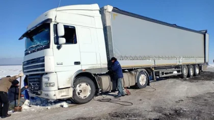 Грузовик сдул с дороги сильный ветер в ВКО