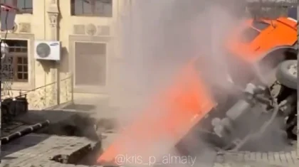 Грузовик провалился под землю в Алматы
