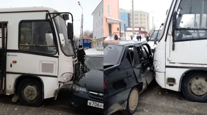 Автобус врезался в автомобиль с детьми в Актобе
