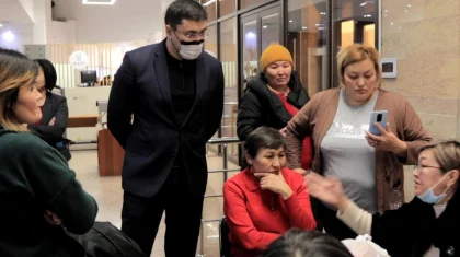 Протестующие матери пришли в акимат Нур-Султана, с ними встретились чиновники