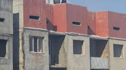 Упавший с крыши многоэтажки алматинский полицейский получил серьезные травмы