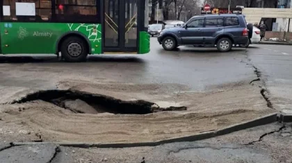 Асфальт провалился на оживленном перекрестке в Алматы