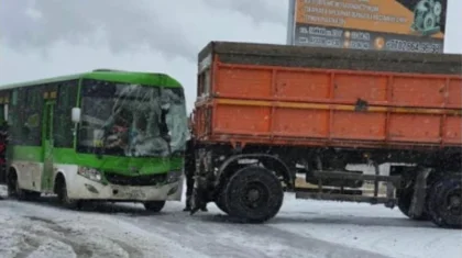 Автобус столкнулся с КамАЗом в Семее: пострадали 11 пассажиров