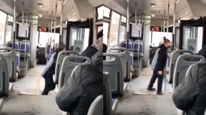 Кондуктор подралась с пенсионеркой и вытолкала ее из автобуса в Павлодаре