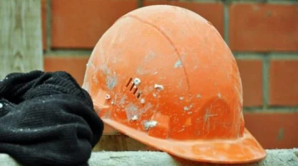 Восстановить выплаты 10-летней зарплаты семьям умерших на производстве работников просит депутат