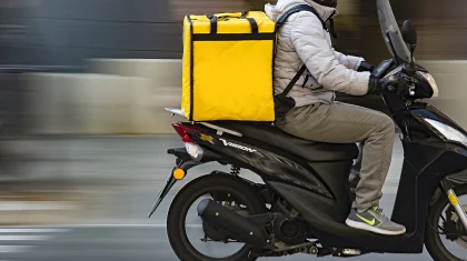 Задержан курьер, который сбил на мопеде коляску с младенцем в Алматы