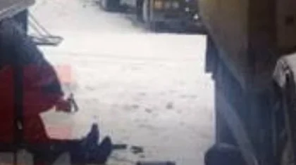 «Рухнул на водителей». Фура насмерть придавила двух дальнобойщиков в Караганде