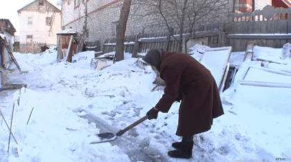 «Прошу, пожалуйста, помогите». Одинокую 86-летнюю павлодарку оштрафовали за неубранный снег