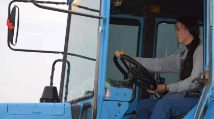 Молодая девушка-тракторист вспахивает большие поля в Туркестанской области