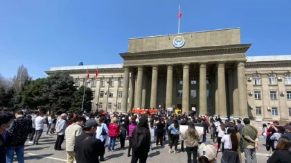 «Позор!»: кыргызстанцы вышли на митинг после жестокого убийства девушки