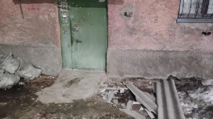 Упавший с крыши шифер проломил голову карагандинцу