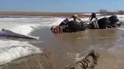 Грузовик упал в грязевую яму в Акмолинской области, водитель утонул