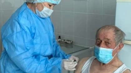 93-летний житель Актюбинской области привился от коронавируса