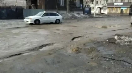 «Дыра на дыре»: пост акима Семея о хороших дорогах разозлил горожан