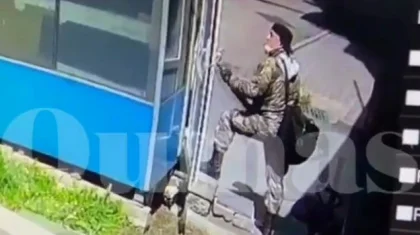 Алматинский стрелок попал на видео в момент ранения охранника