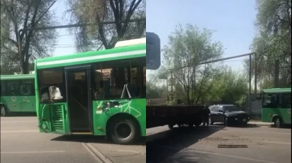 Автобус столкнулся с тепловозом в Алматы