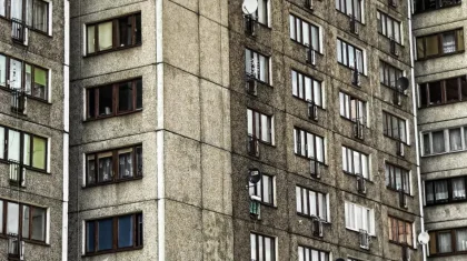 17-летняя девушка выпала из окна многоэтажки в Уральске