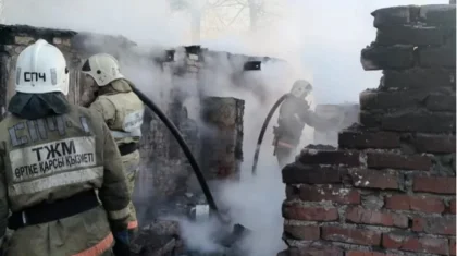 Пожар ликвидирован в Риддере, но он продолжается в лесу