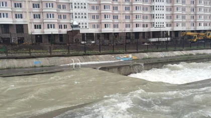 В строительную свалку превращается река Большая Алматинка