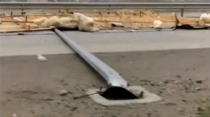 Ураган сорвал кровлю заправки, перекрыв движение на трассе Павлодар - Нур-Султан