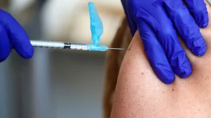 Связаны ли четыре смерти в Казахстане с вакцинацией, рассказали в Минздраве
