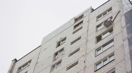Мужчина сорвался с 9-го этажа и разбился насмерть в Уральске